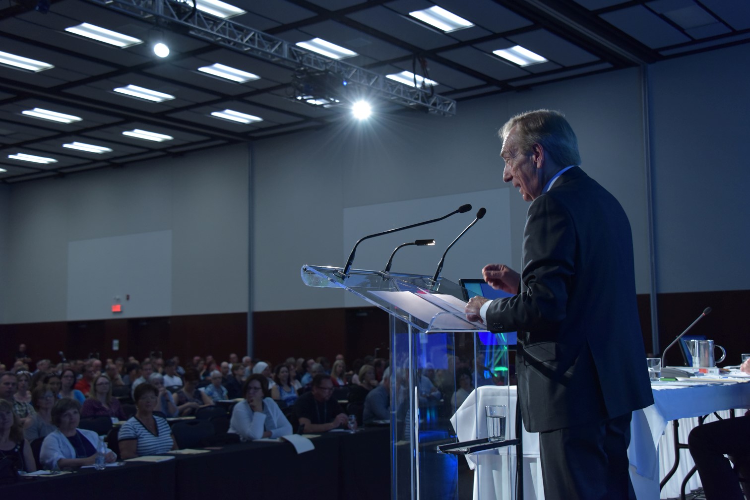 François Vaudreuil faisantun discours lors du congrès