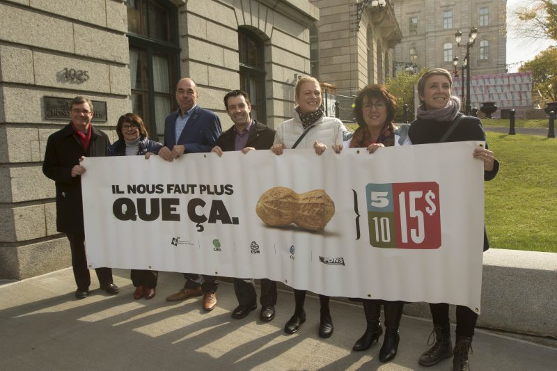 Des gens se tiennent debout et tiennent une bannière 5-10-15