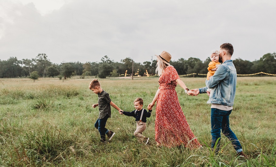famille dans un champ avec de jeunes enfants