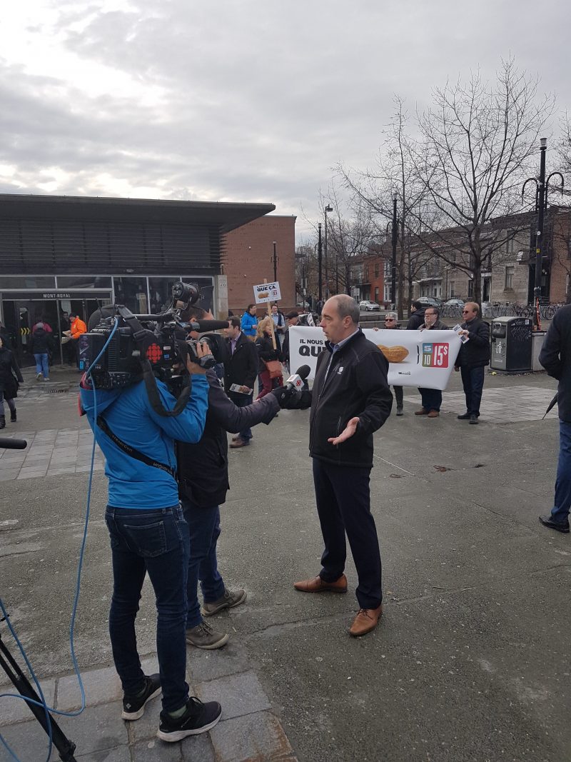 Luc Vachon en entrevue avec un journaliste devant le métro Mont-Royal