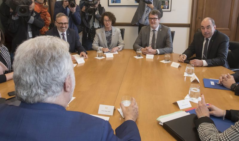 Luc Vachon et d'autres présidents syndicaux réunis à une table avec le Ministre du Travail.