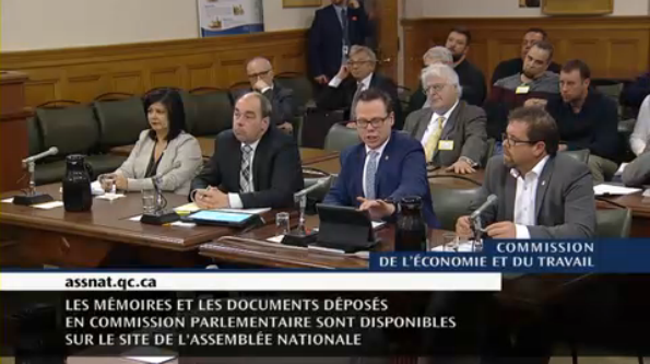 Lyne Laperrière, Luc Vachon, Martin L’Abbée et le président de la CSD Construction, Daniel Laterreur assis à une table devant la Commission