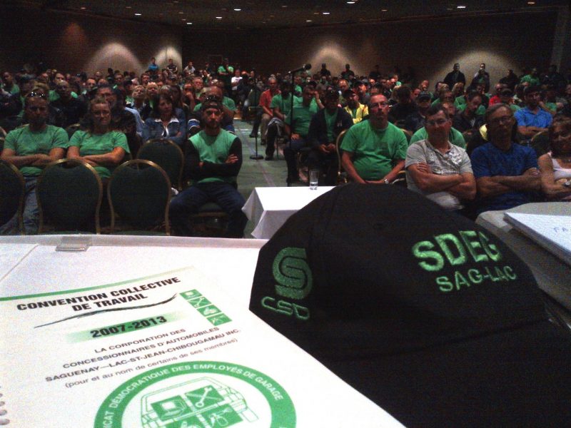 Salle pleine de personne et une casquette