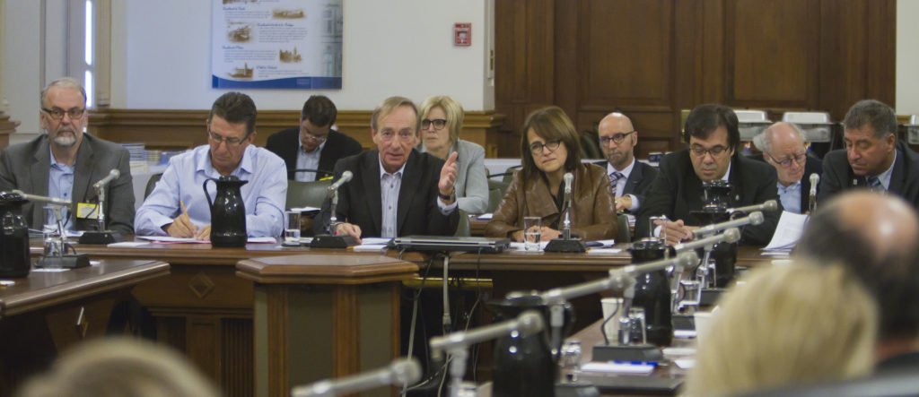 François Vaudreuil et Francine Lévesque s'exprimant devant la Commission de l'économie et du travail. Photo: Clément Allard