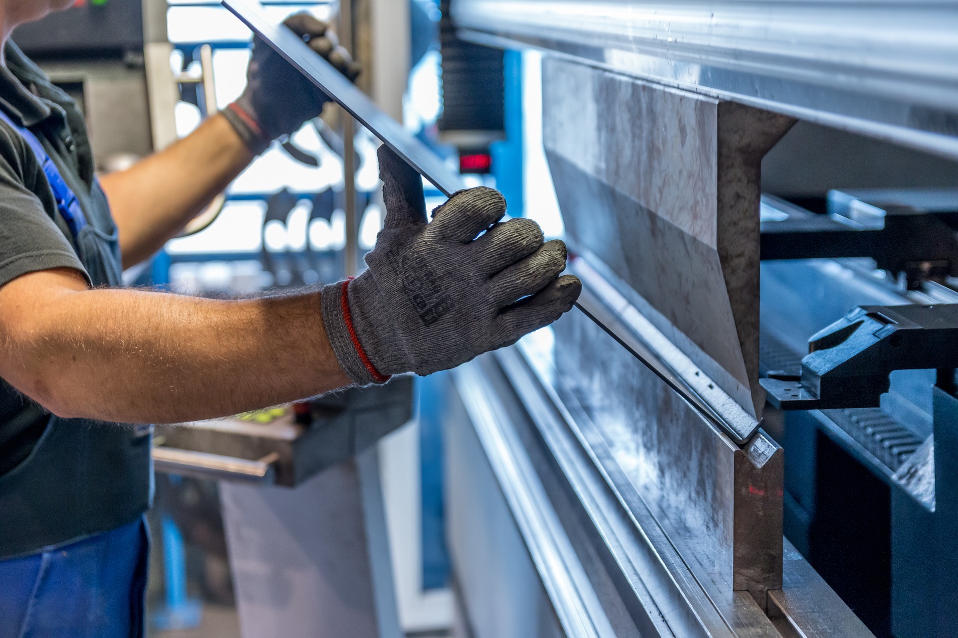 homme-travaillant-dans-une-usine