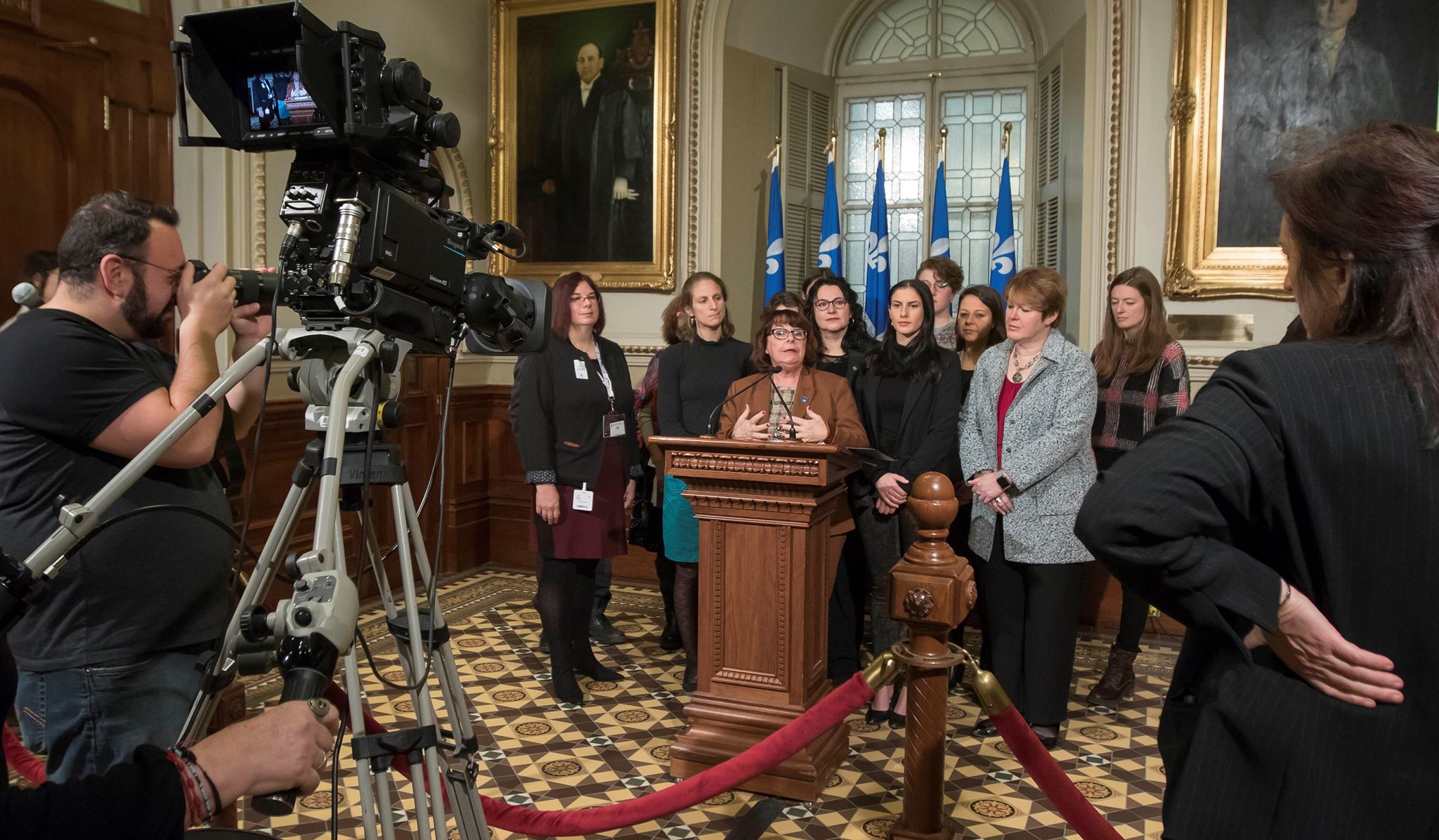 femmes devant un lutrin