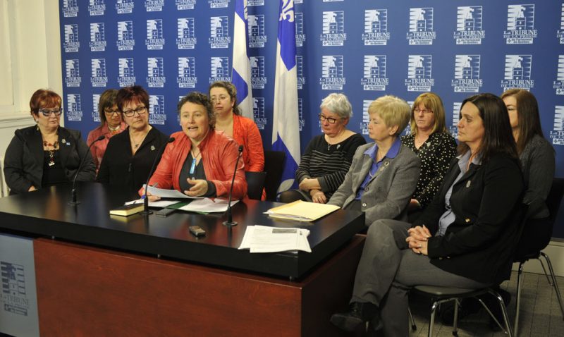 Des femmes assises à l'assemblée nationale.