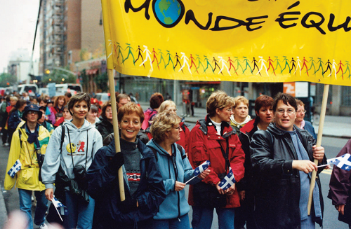 Femmes tenant une bannière jaune pour les droits des femmes à New York