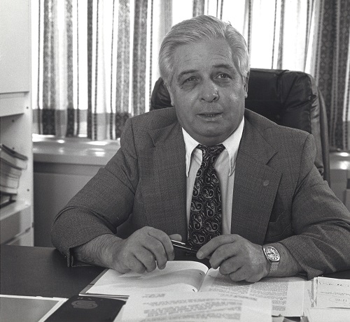 Paul-Emile Dalpe assis à son bureau en 1972