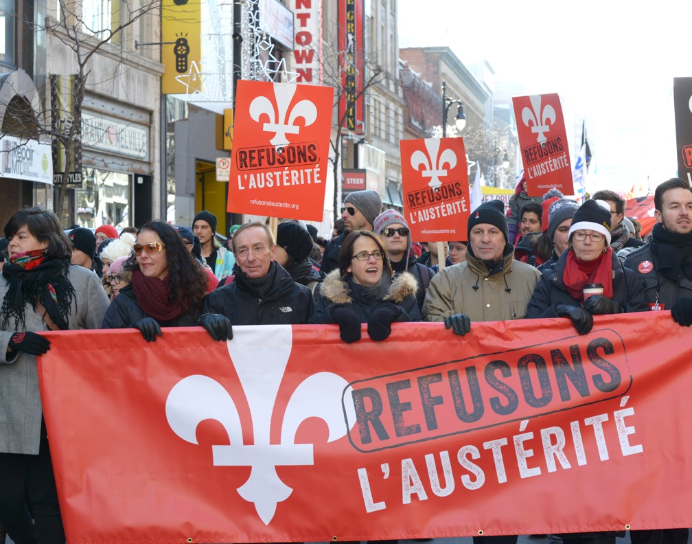 Des gens marchent dans une manifestation contre l'austérité