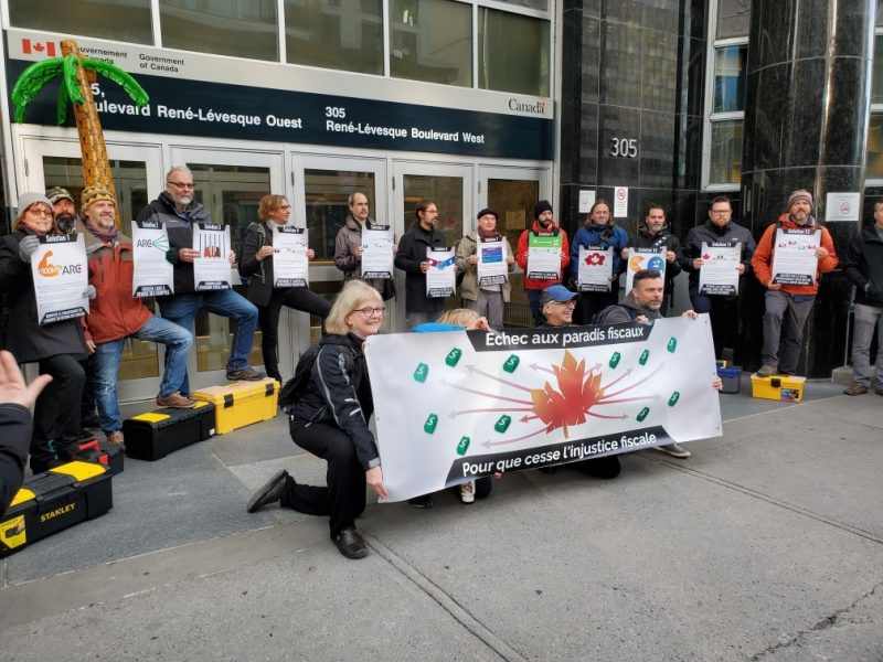 Manifestants devant l'édifice de revenu Canada