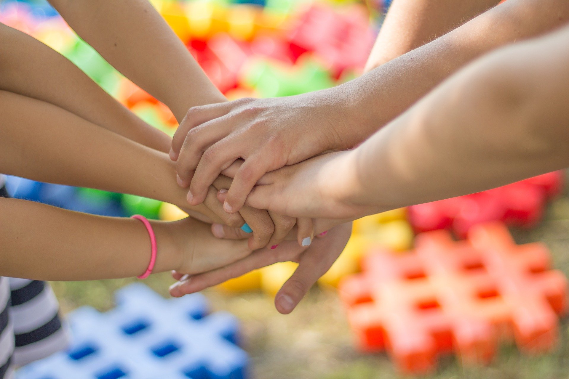 Plusieurs enfants qui se tiennent par la main