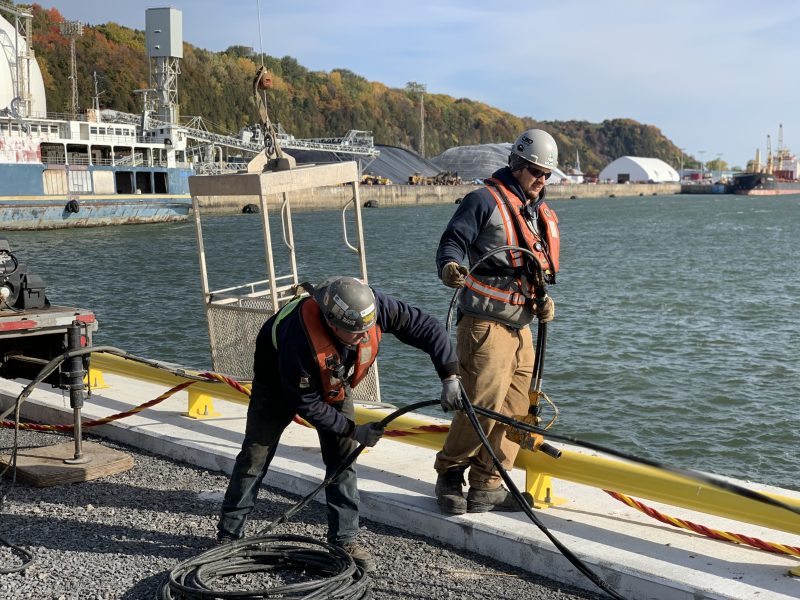 Travailleurs de la construction au bord de l'eau