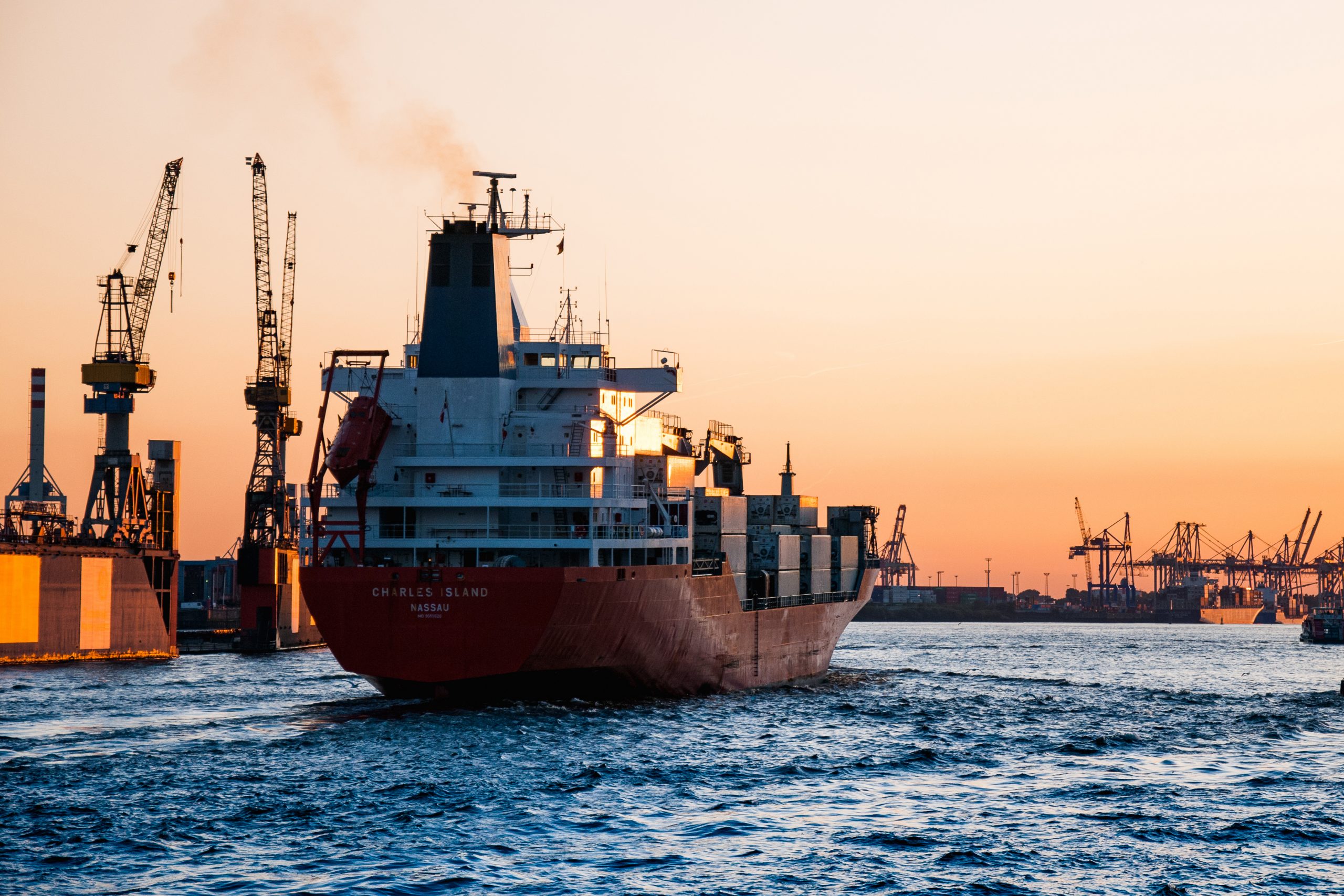 Bateau commercial voguant sur l'eau