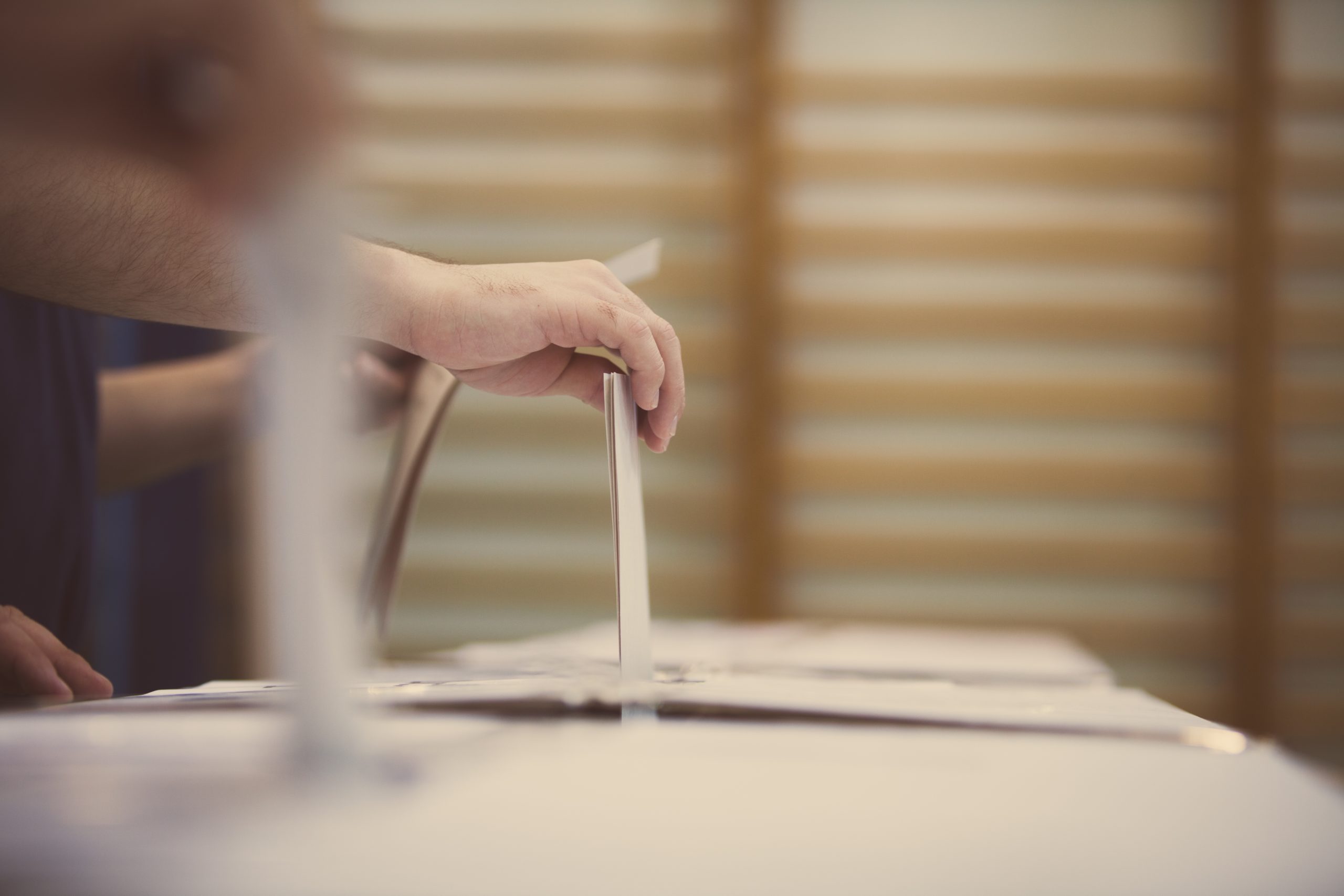 Personne mettant un billet de vote dans une boîte