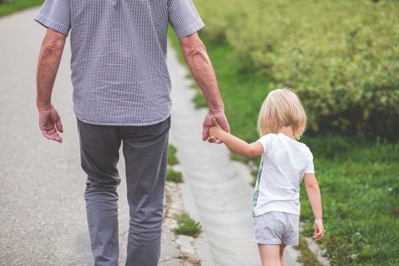 Enfant tenant son père par la main