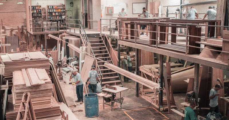 Travailleurs dans une manufacture de meubles.