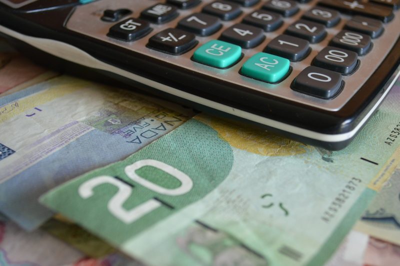 Calculatrice avec des billets de banque canadiens