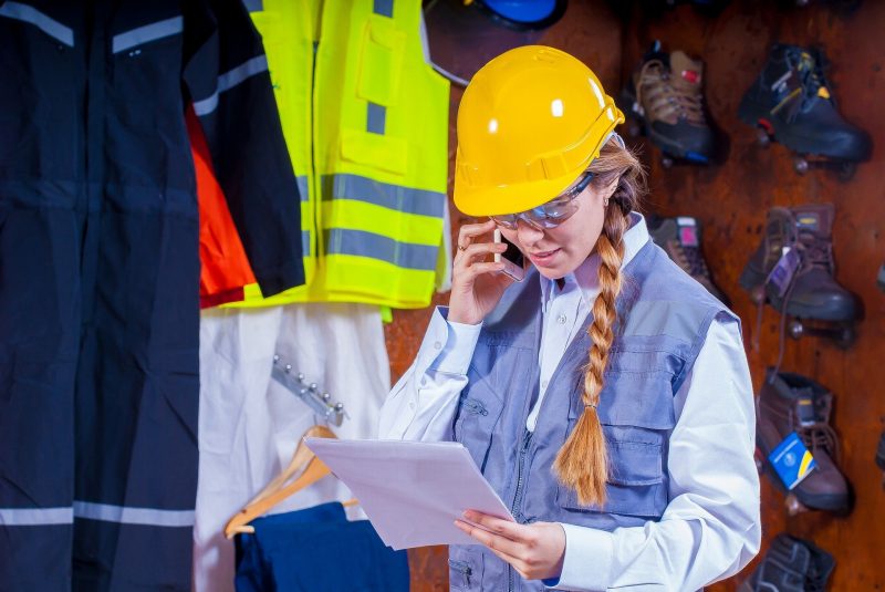 femme et équipements de protection individuelle