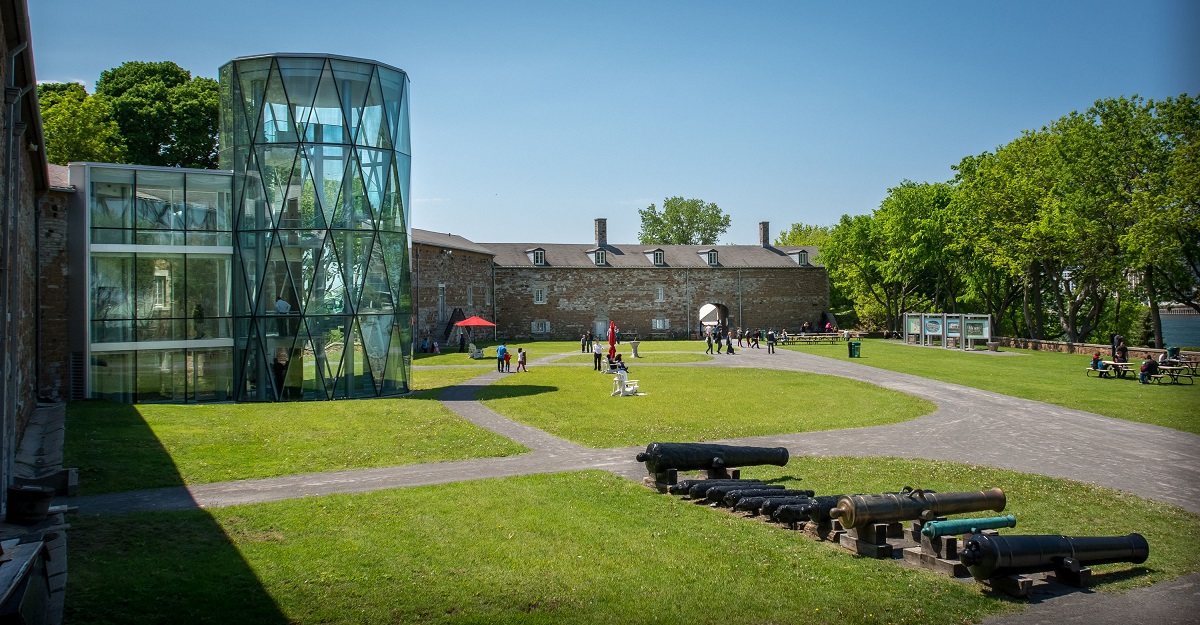 Cour gazonnée du musée Stewart durant une visite estivale.